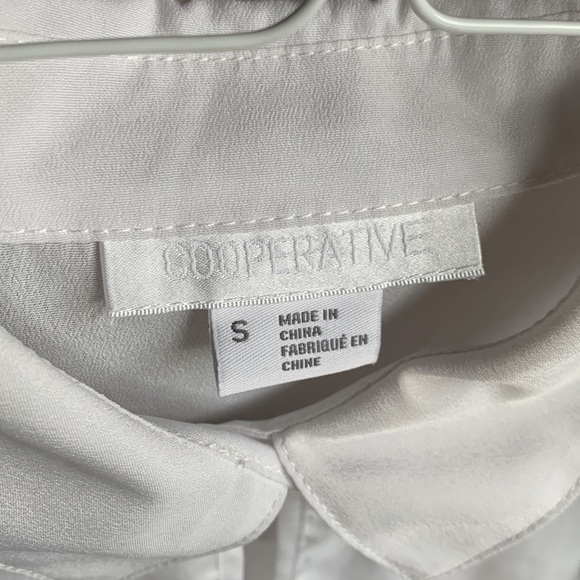 🦄 *3 /$10* Cooperative white collar top with center cut - Picture 3 of 9